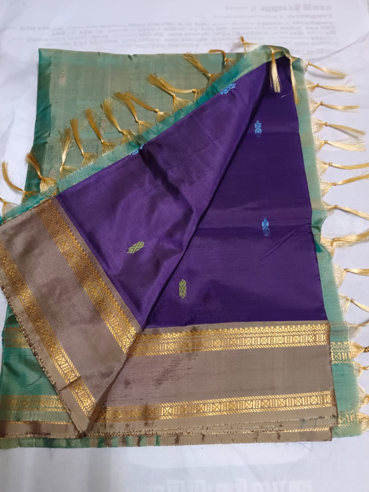 Vazhainaarpattu border with contrast running blouse saree