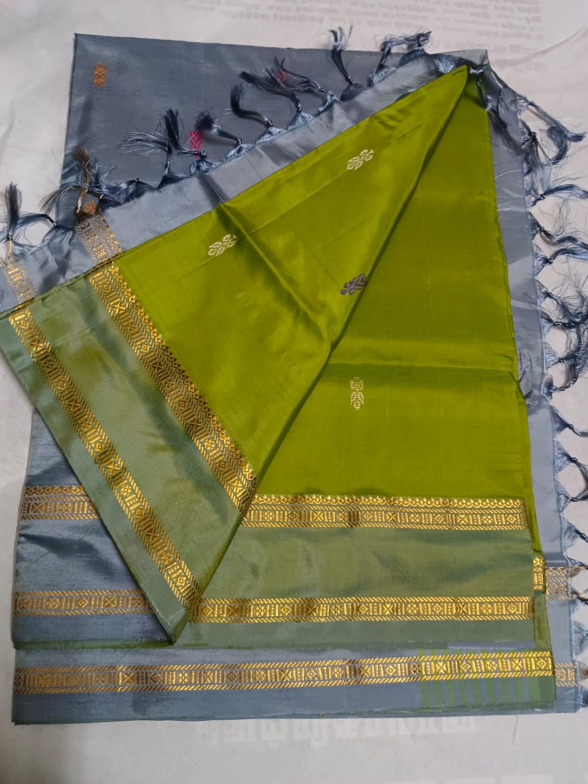 Vazhainaarpattu border with contrast running blouse saree