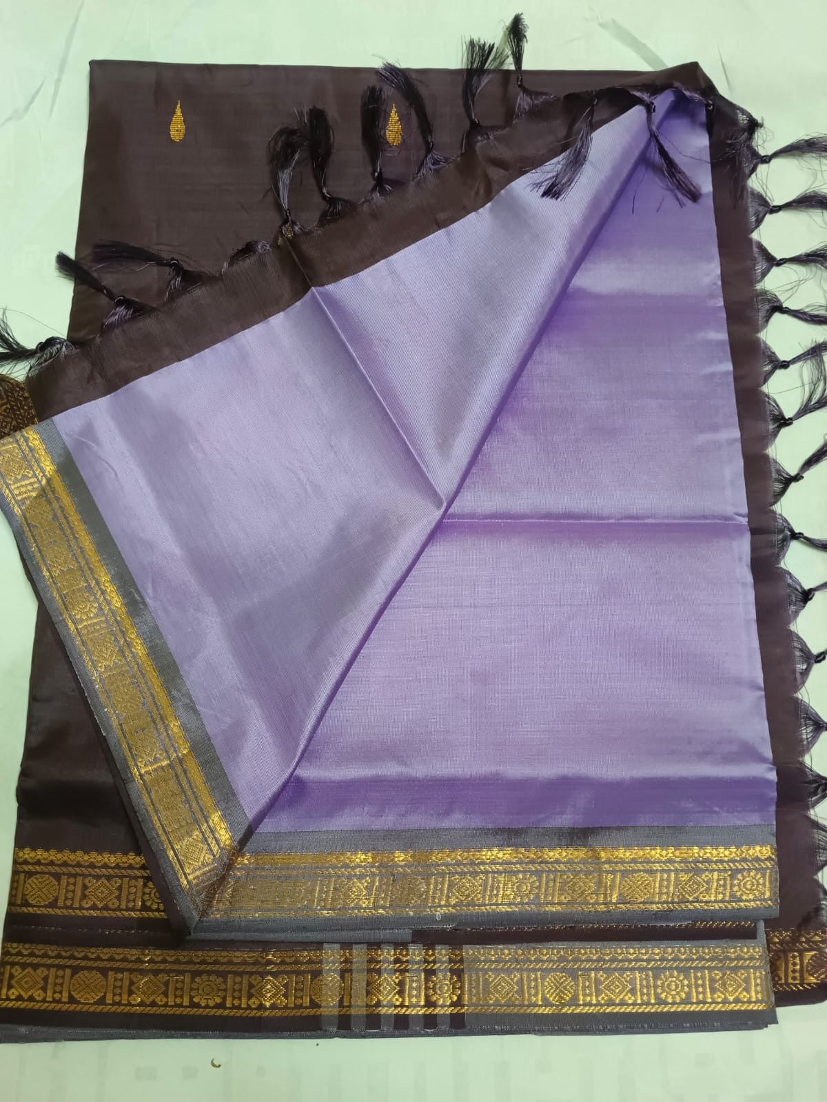 Vazhainaarpattu border with contrast running blouse saree