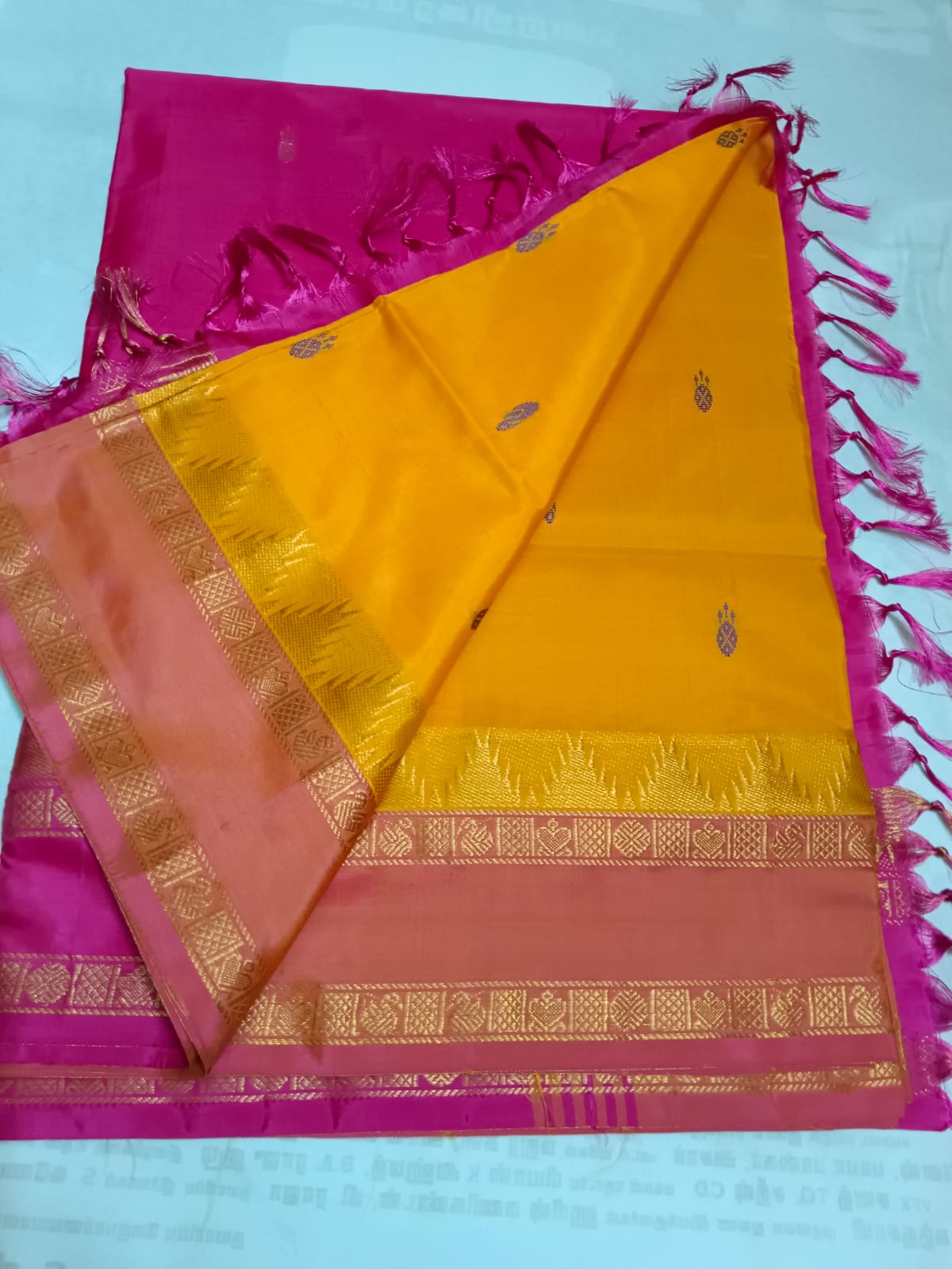 Vazhainaarpattu border with contrast running blouse saree