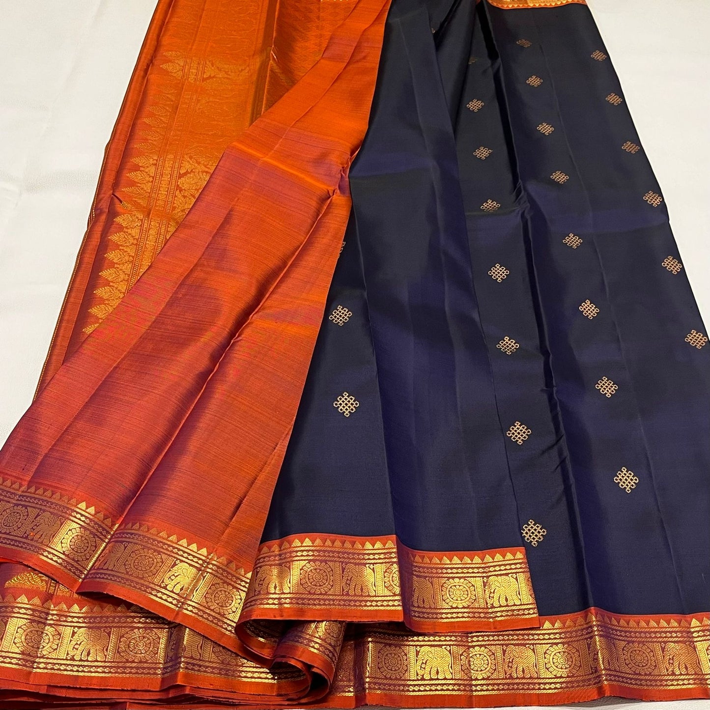 Kanjivaram pure silk handloom double warp contrast grand pallu and blouse : GOLD Jari