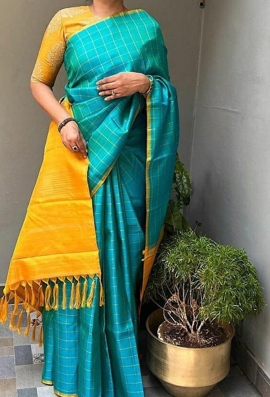 Pure Kanchipuram silk saree handwoven with 2 gram pure jari : traditional pattern