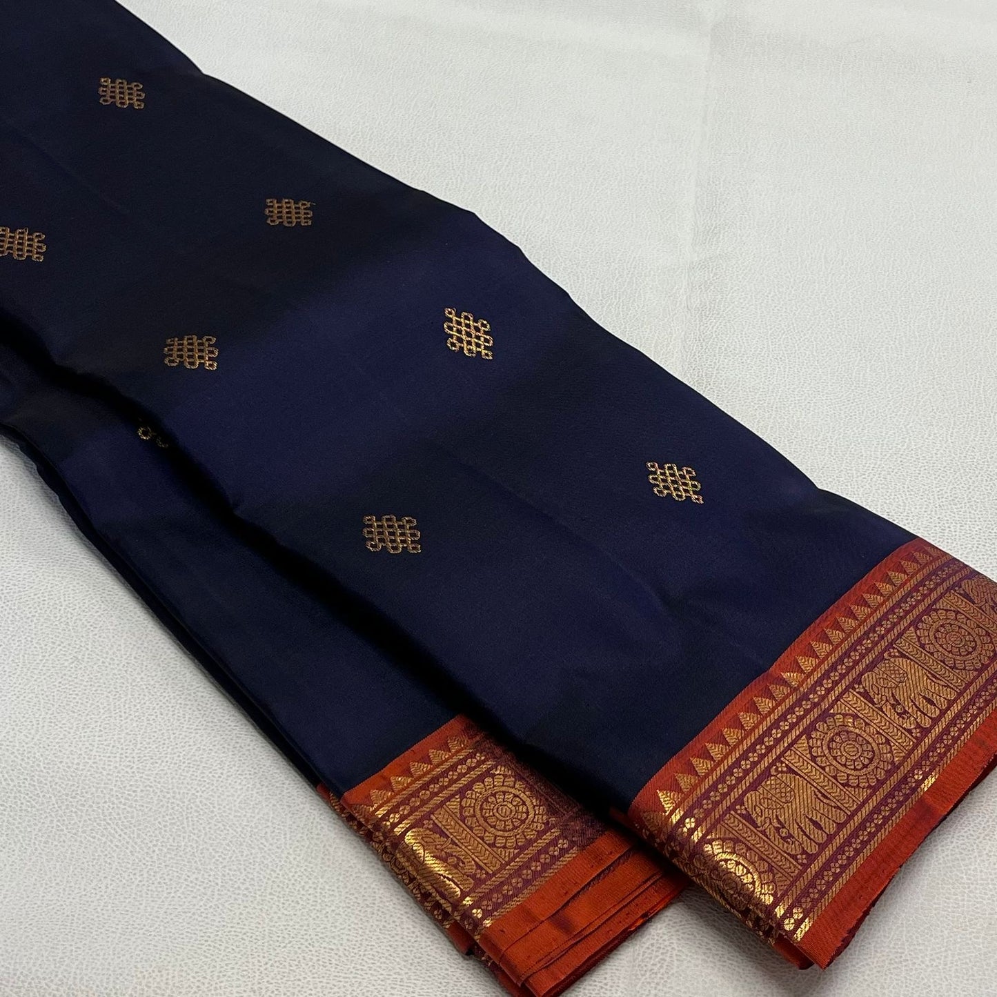 Kanjivaram pure silk handloom double warp contrast grand pallu and blouse : GOLD Jari