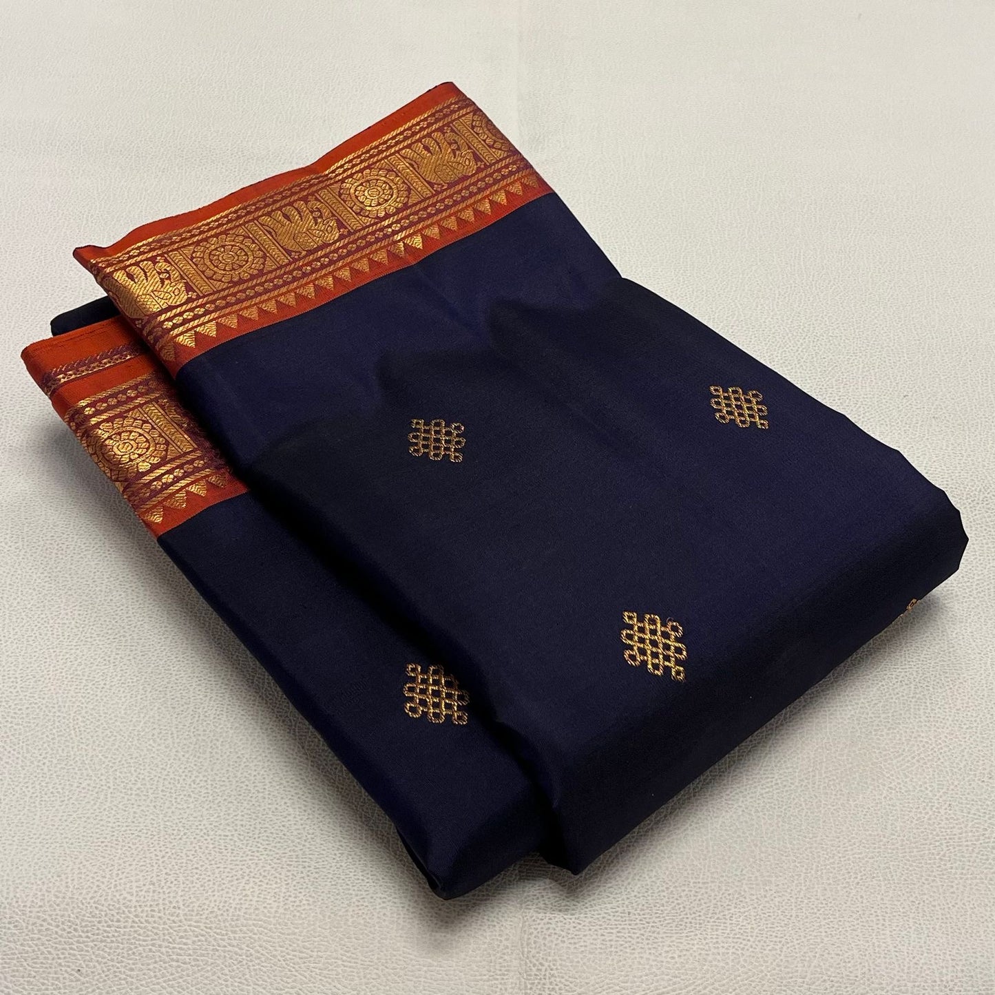 Kanjivaram pure silk handloom double warp contrast grand pallu and blouse : GOLD Jari