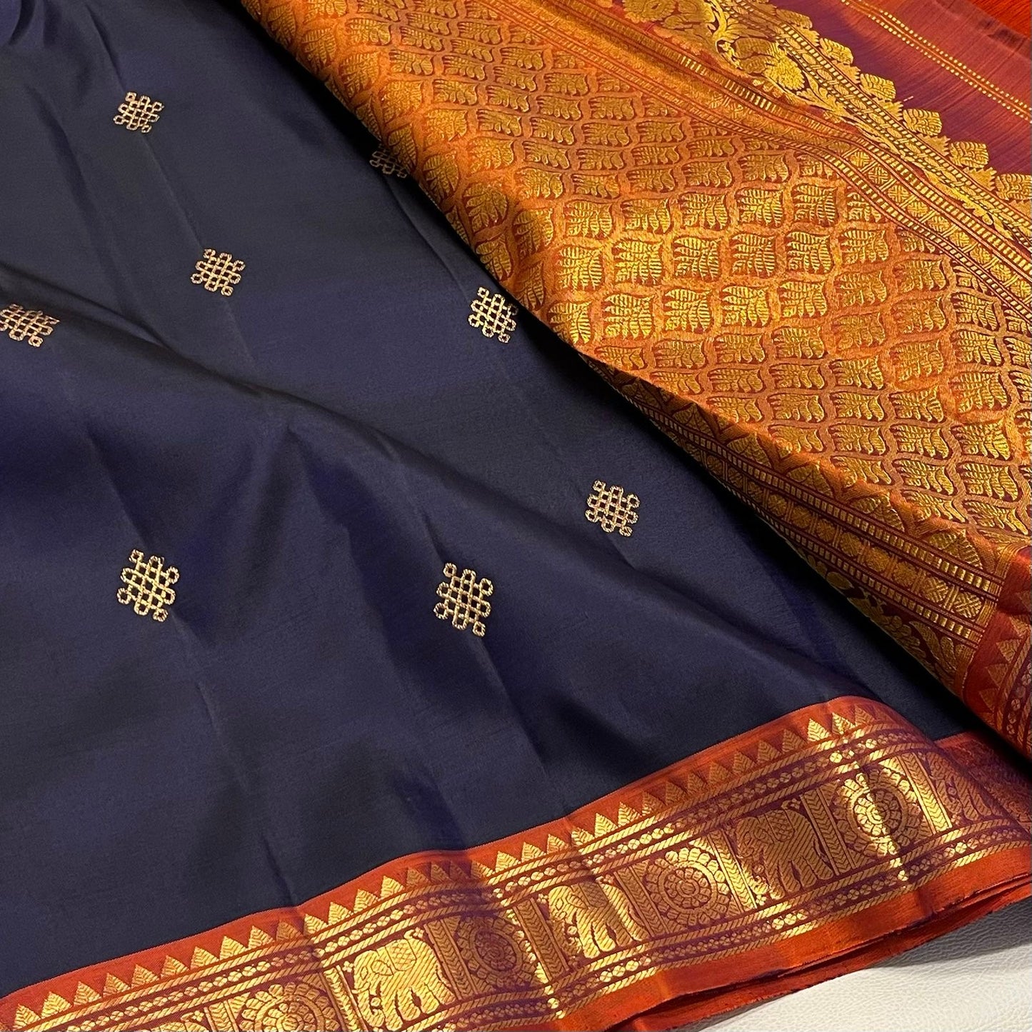 Kanjivaram pure silk handloom double warp contrast grand pallu and blouse : GOLD Jari