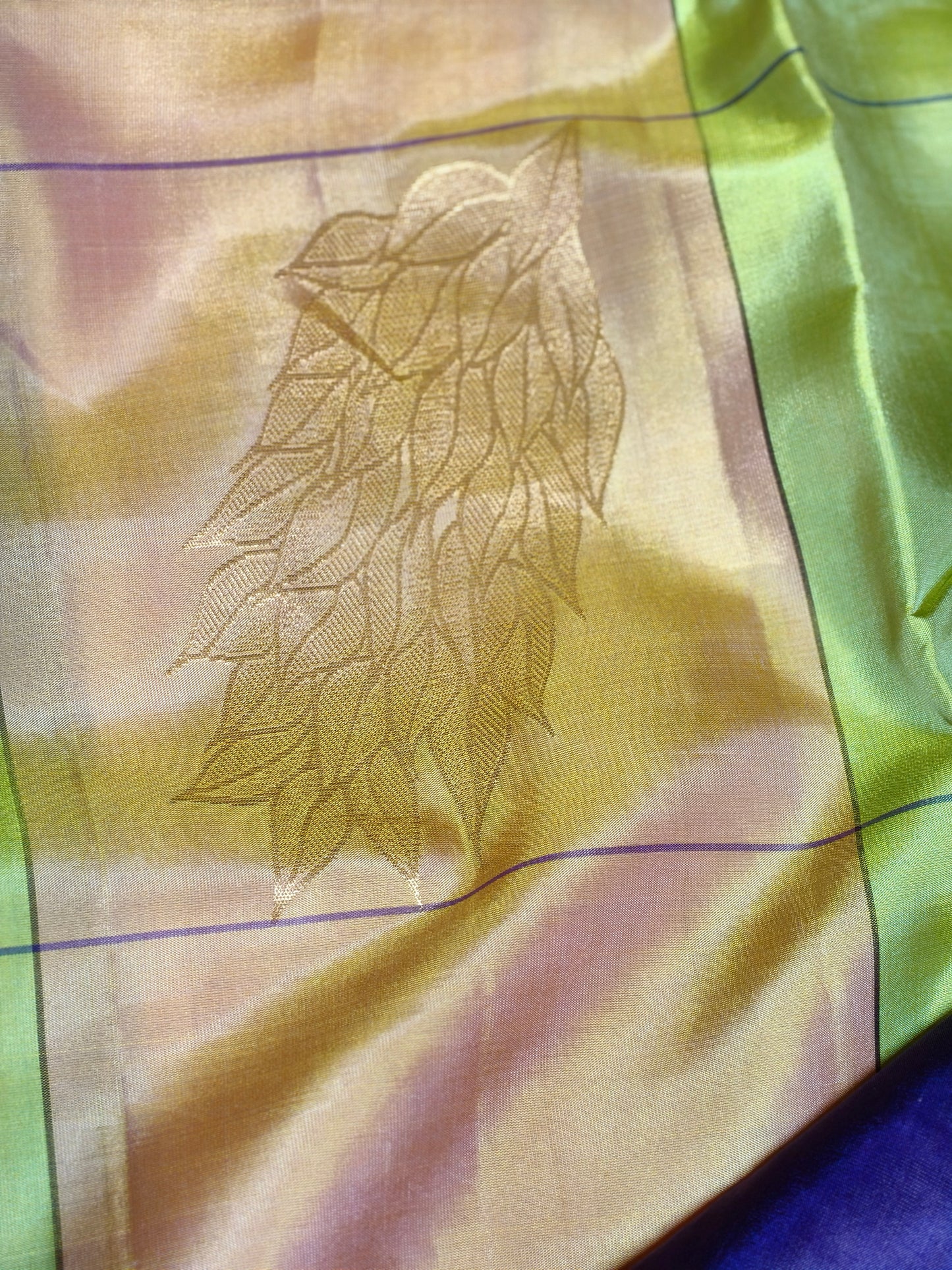 New design new arrival: Handloom Double Warp beautiful big checks with floral motifs Soft Silk Saree