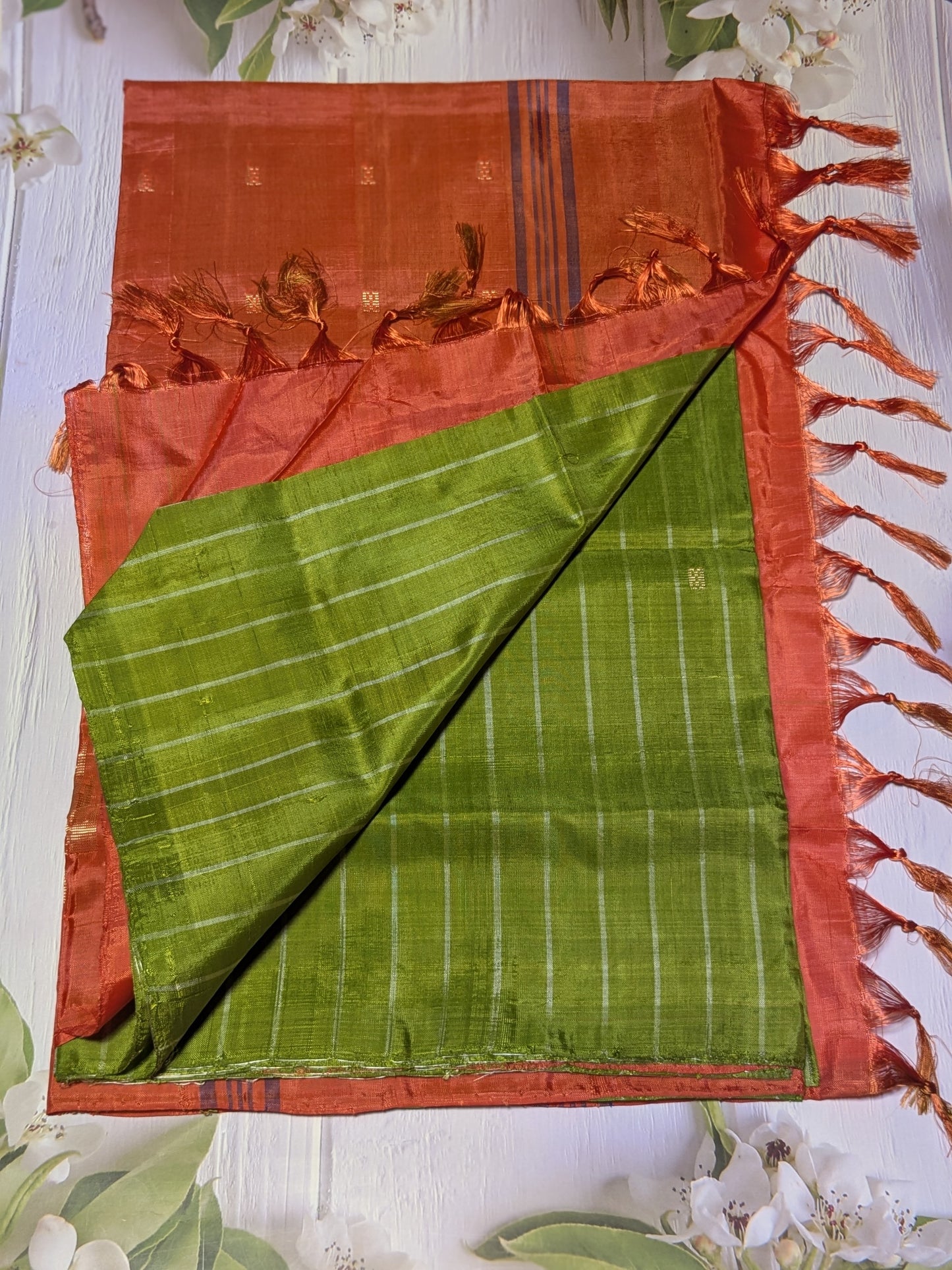 Elegant vaazhaipattu vegan saree without blouse